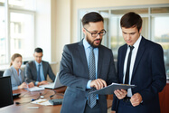 dos hombres obteniendo información de una tableta